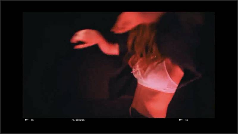 Bella Thorne Sexy sich beim Dreier auf die Monstermöpse rotzen